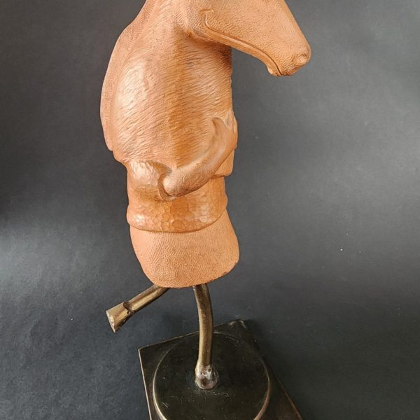 Esta escultura no acusa, pero sí cuestiona. ¿Cuántos rostros usamos? ¿Cuál es el nuestro? ¿O acaso también es una elección vestir el rostro que más nos protege?