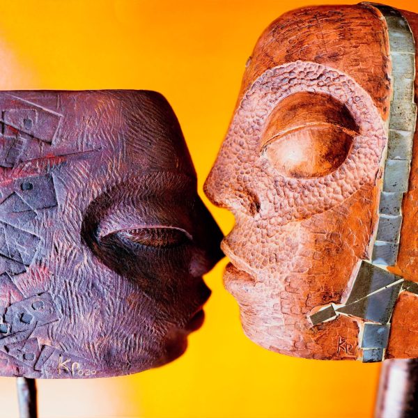 Escultura, el Beso cerámica y metal